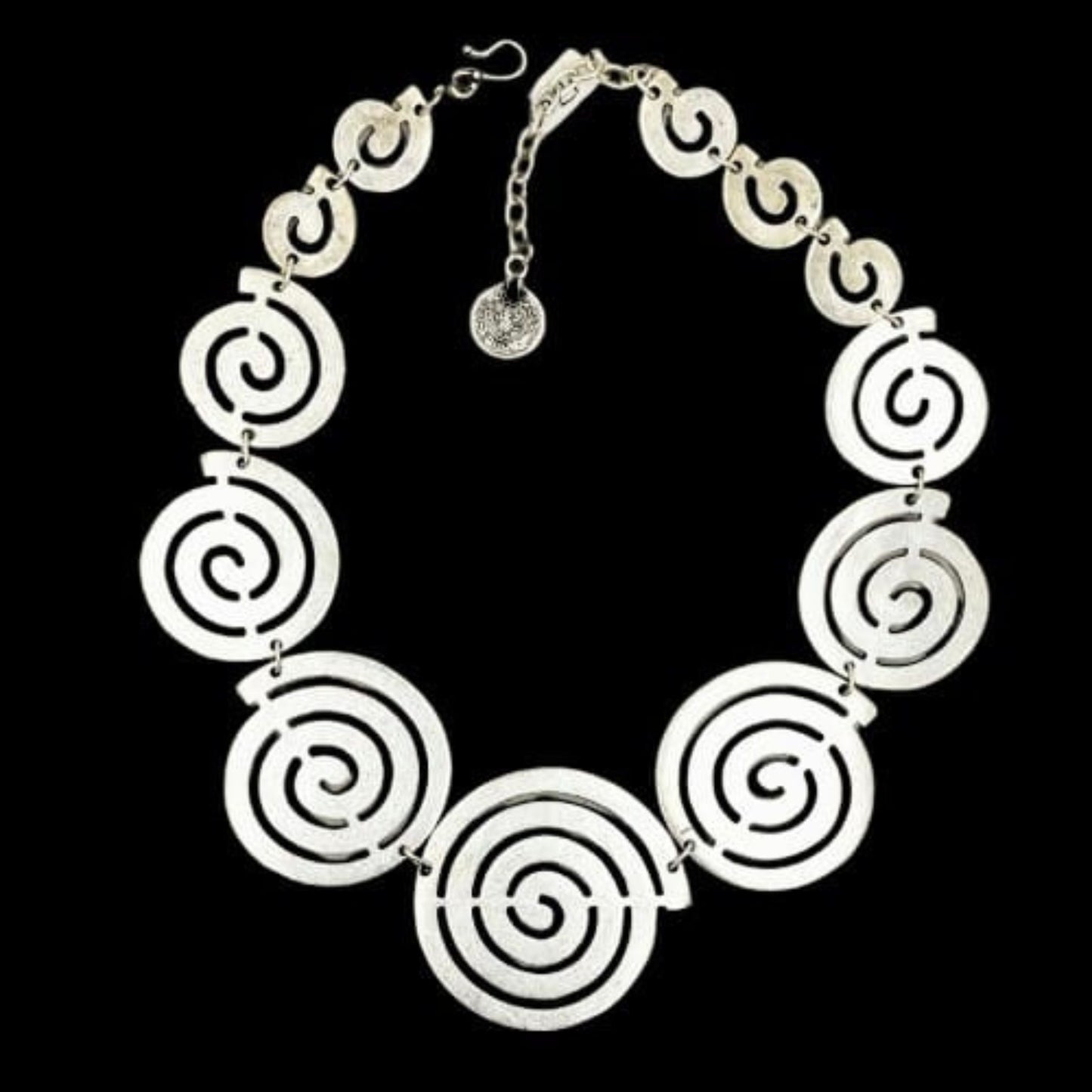 COLLAR ZAMAK ESPIRALES PLATEADAS