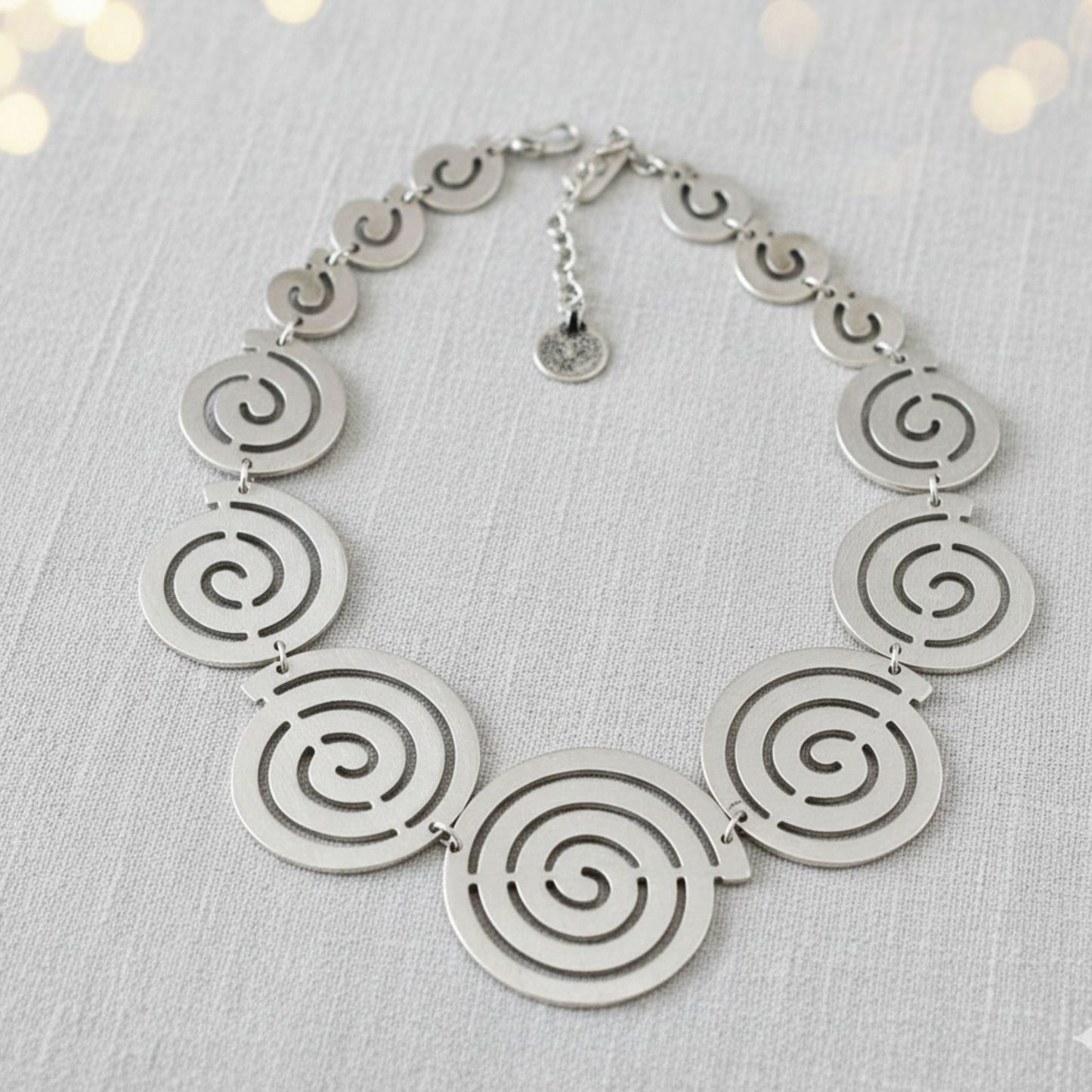 COLLAR ZAMAK ESPIRALES PLATEADAS