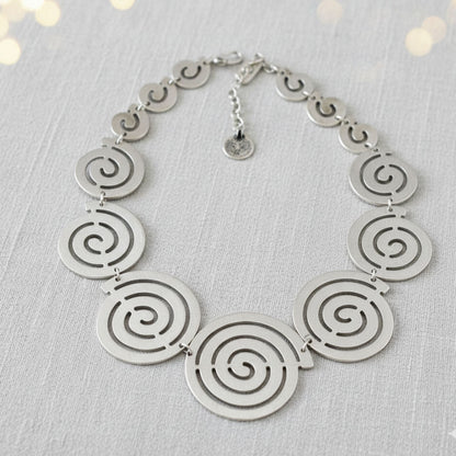 COLLAR ZAMAK ESPIRALES PLATEADAS