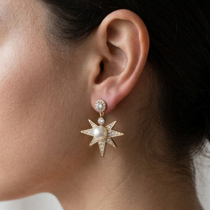 Pendientes Sol Perla Dorada con Circonitas | Acero Inoxidable Chapado Oro 14K