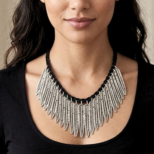 Collar Volumen Plumas Zamak | Cadena Trenzada Negra | Unisex