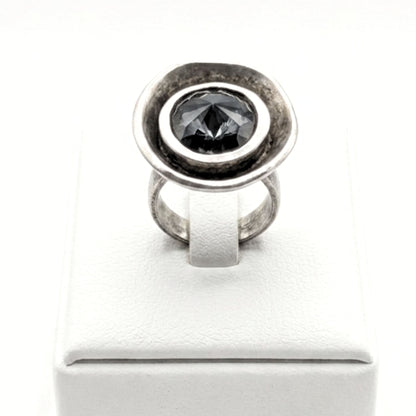 Anillo Zamak Plateado con Circonita Negra  Redonda