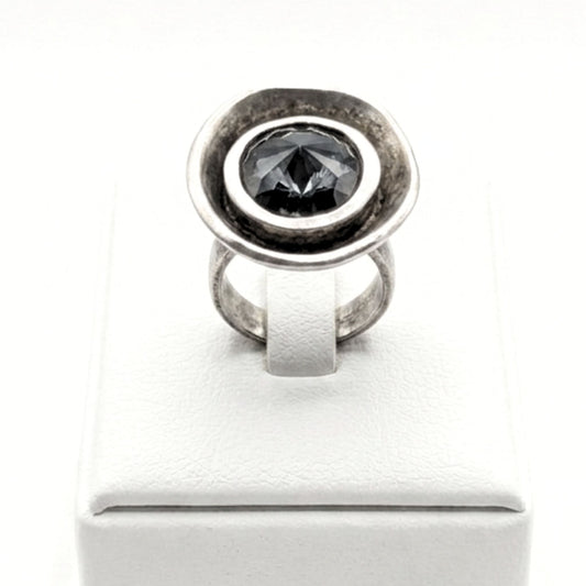Anillo Zamak Plateado con Circonita Negra  Redonda