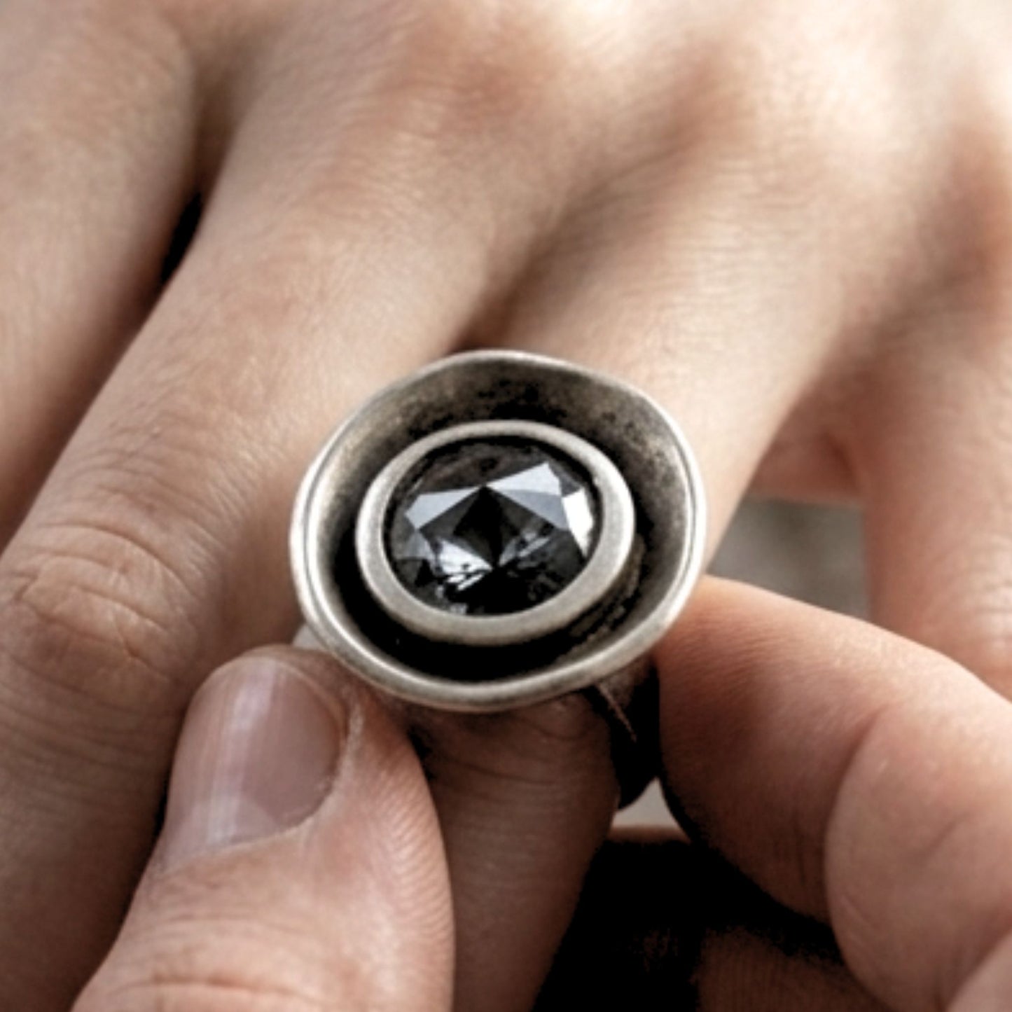 Anillo Zamak Plateado con Circonita Negra  Redonda