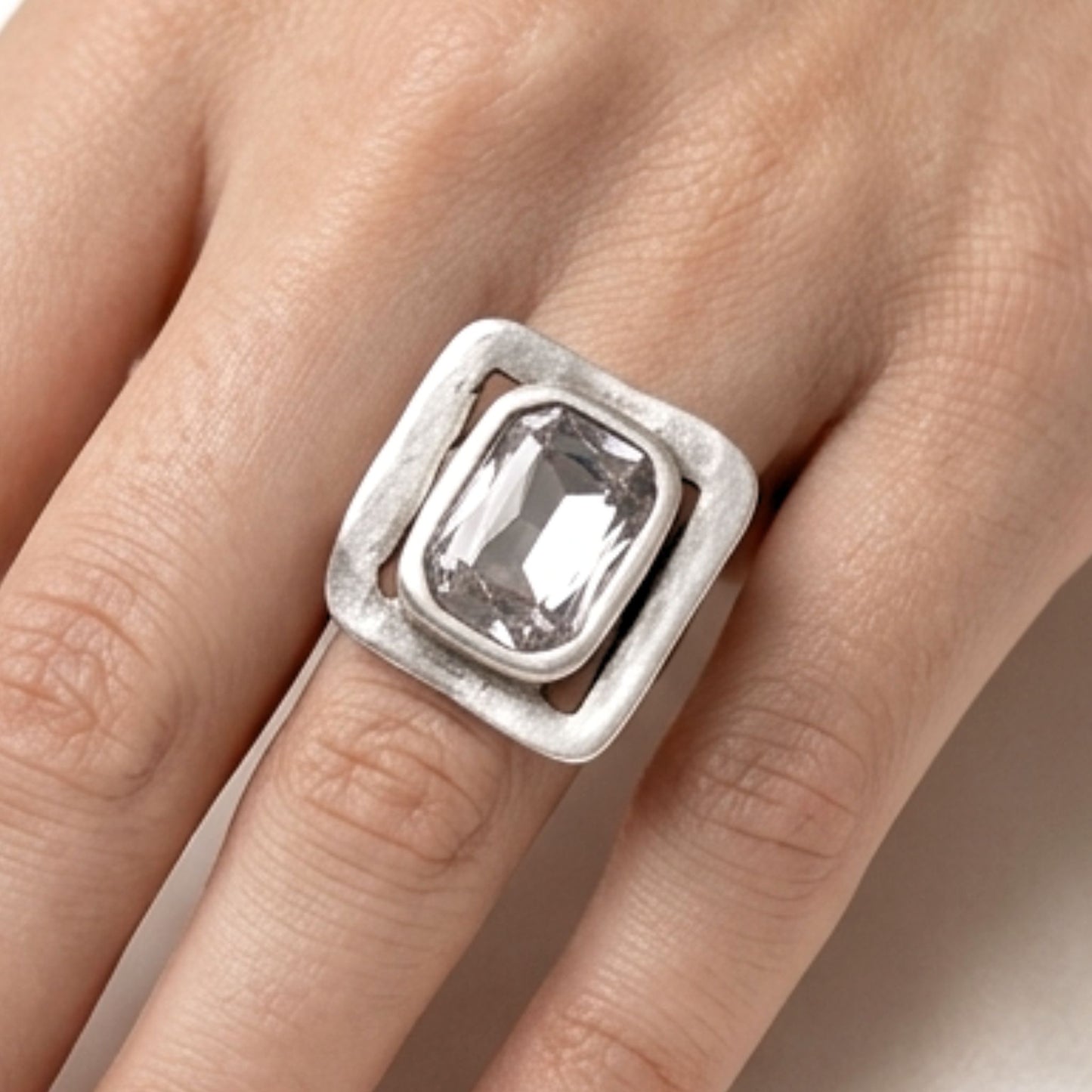 Anillo Zamak Mujer | Circonita | Diseño Volumen Plateado | Joyería Osnor