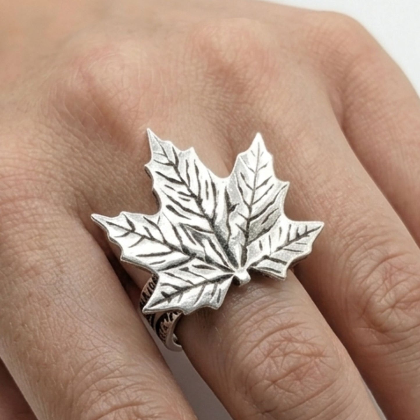 Anillo Hoja Labrada Plateada | Zamak | Joyería Osnor
