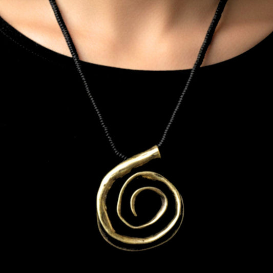 Collar Espiral Bronce Dorado Envejecido — Cadena Rejilla Negra | Unisex
