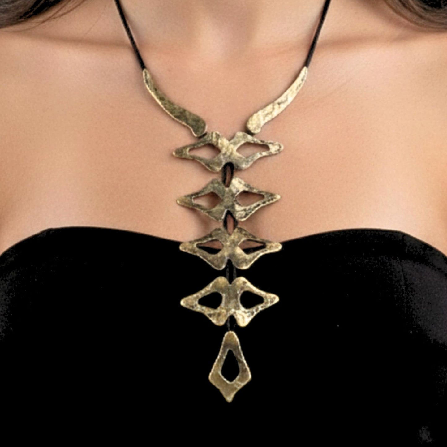 Collar Bronce Dorado Envejecido con Cadena de Piel Negra | Joyería Osnor