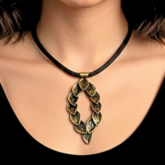 Collar Bronce Dorado Envejecido con Colgante de Hojas Escultórico | Joyería Osnor