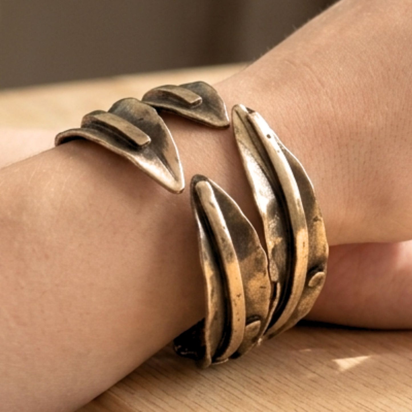 Brazalete Bronce Dorado Envejecido | Arte Escultórico Artesanal | Joyería Osnor