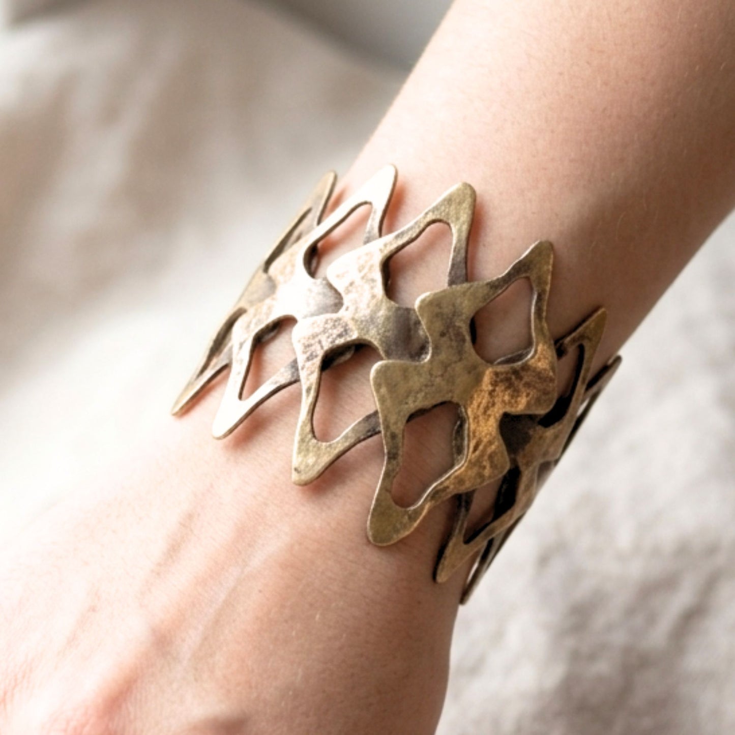 Brazalete Artesanal Bronce Dorado Envejecido | Joya Escultórica Vintage