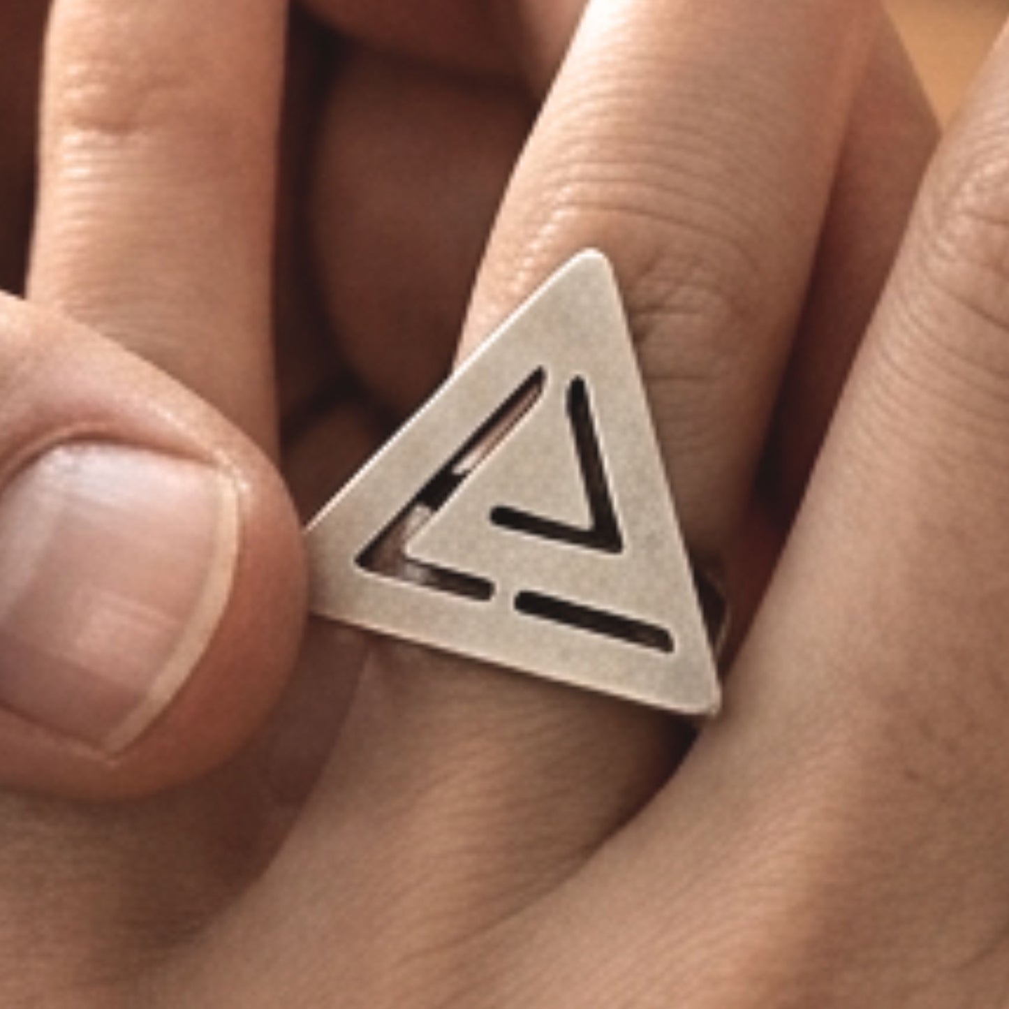 Anillo Zamak Triangular Calado Plateado | Talla Ajustable