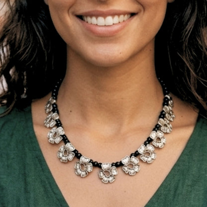 Collar Gargantilla de Zamak con Flores y Cadena de Bolas Negras | Osnor