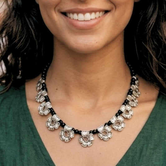 Collar Gargantilla de Zamak con Flores y Cadena de Bolas Negras | Osnor
