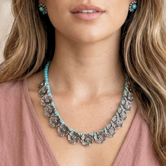 Collar Turquesas con Colgantes de Flor en Relieve | Joyería Osnor