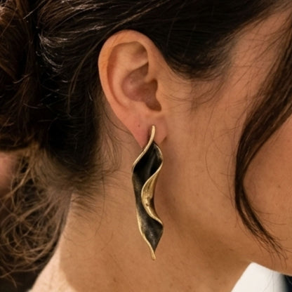 Pendientes Largos de Bronce Dorado Envejecido – Diseño Escultural Artesanal