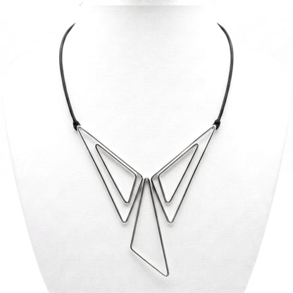 Collar Geométrico Triángulos Zamak Plateado | Unisex | Joyería Osnor
