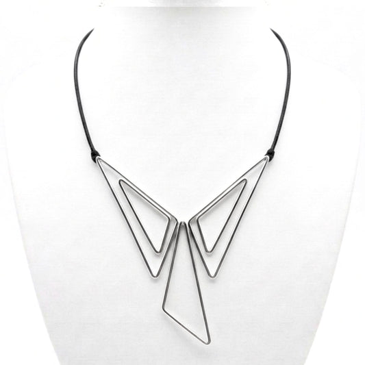 Collar Geométrico Triángulos Zamak Plateado | Unisex | Joyería Osnor