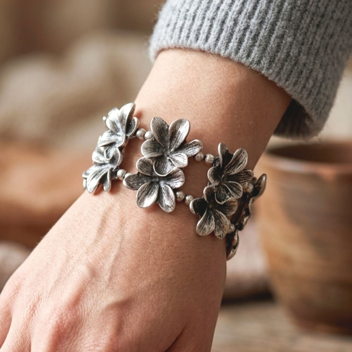 Pulsera Brazalete Flores Zamak Plateado Vintage | Joyería Osnor