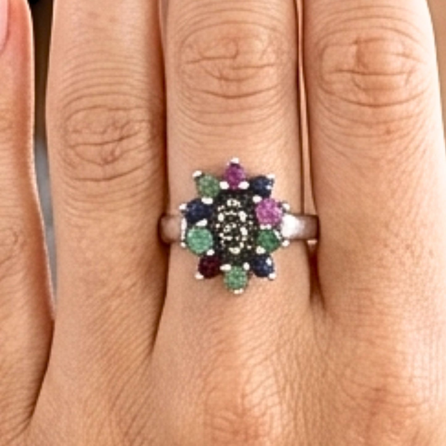 Anillo Rosetón Plata con Piedras Naturales | Diseño Vintage Elegante