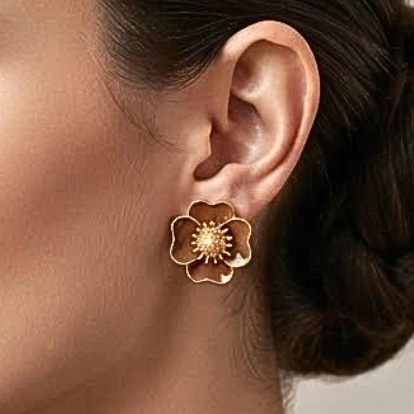 Pendientes Acero Flor Esmalte Marrón · Chapado Oro 14K | Joyería Osnor