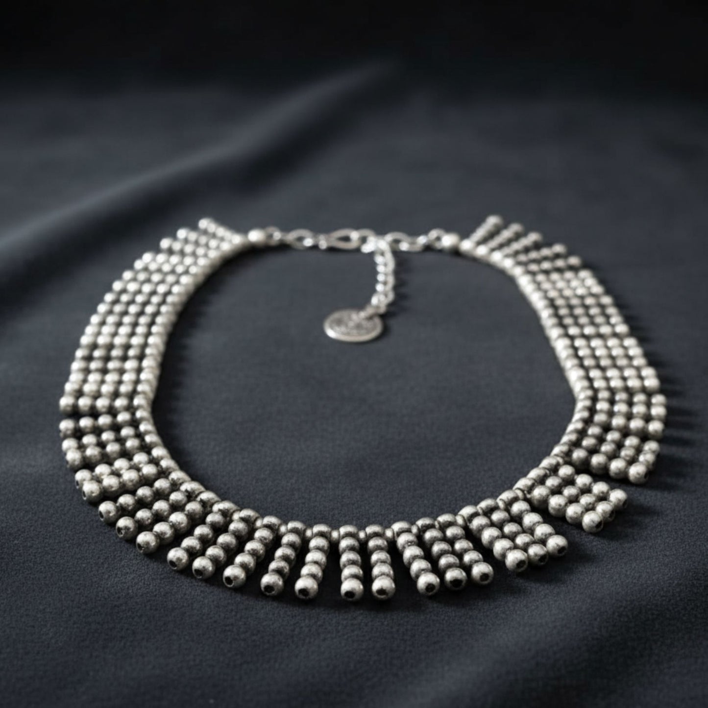Gargantilla de zamak con bolas plateadas y flecos colgantes - Collar - Joyería Osnor