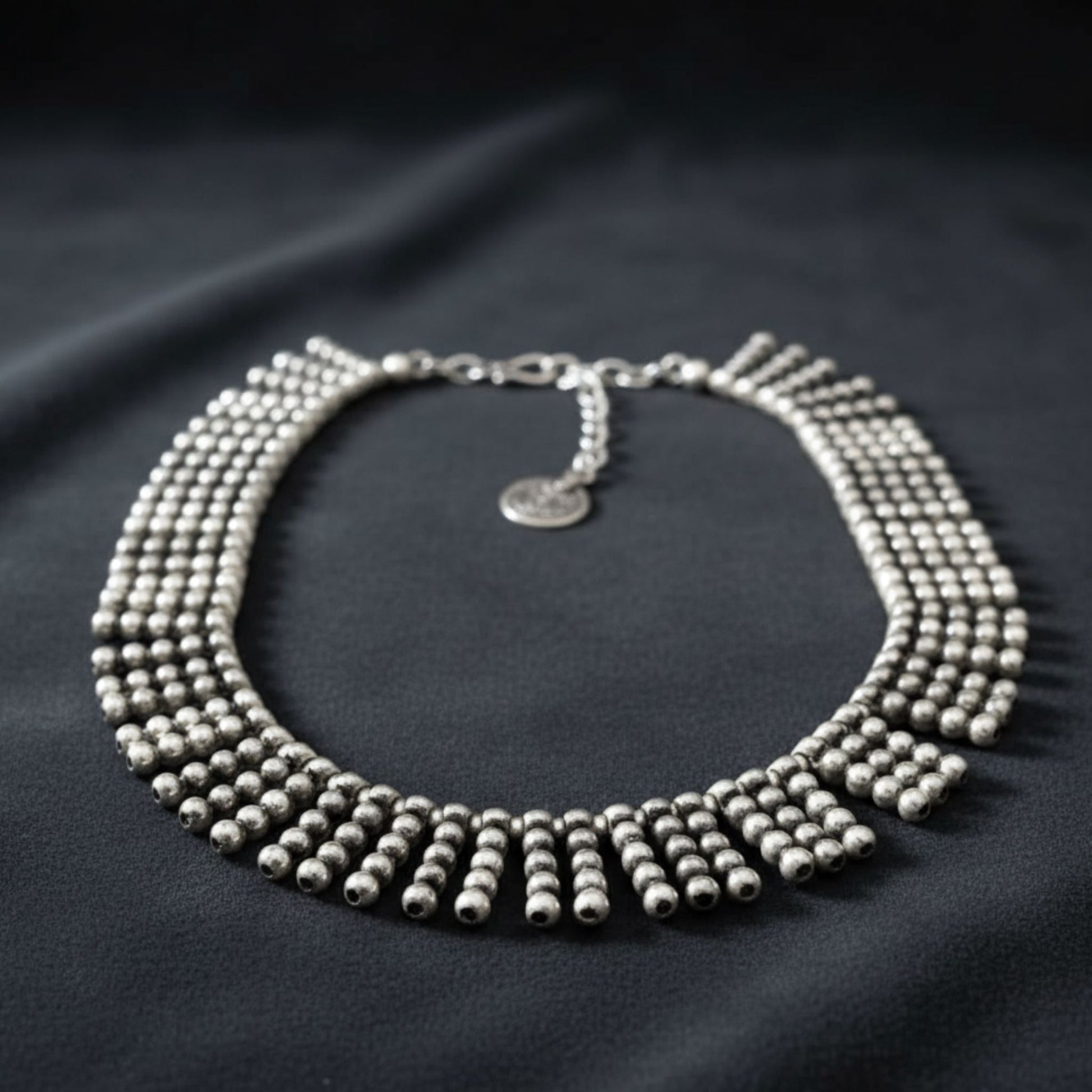 Gargantilla de zamak con bolas plateadas y flecos colgantes - Collar - Joyería Osnor