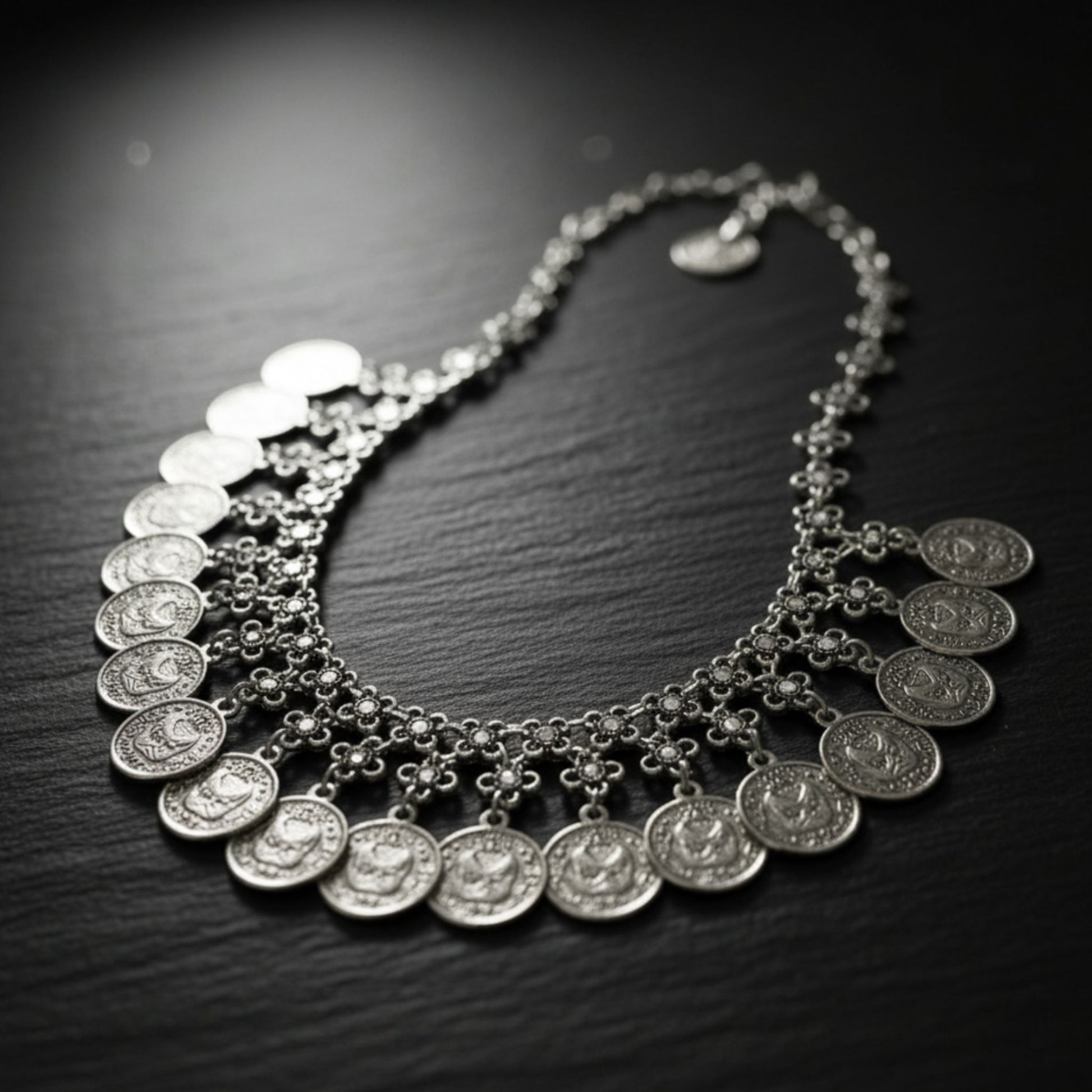 Gargantilla de zamak con monedas - Diseño bohemio- hipoalergénico joyaría Osnor 

