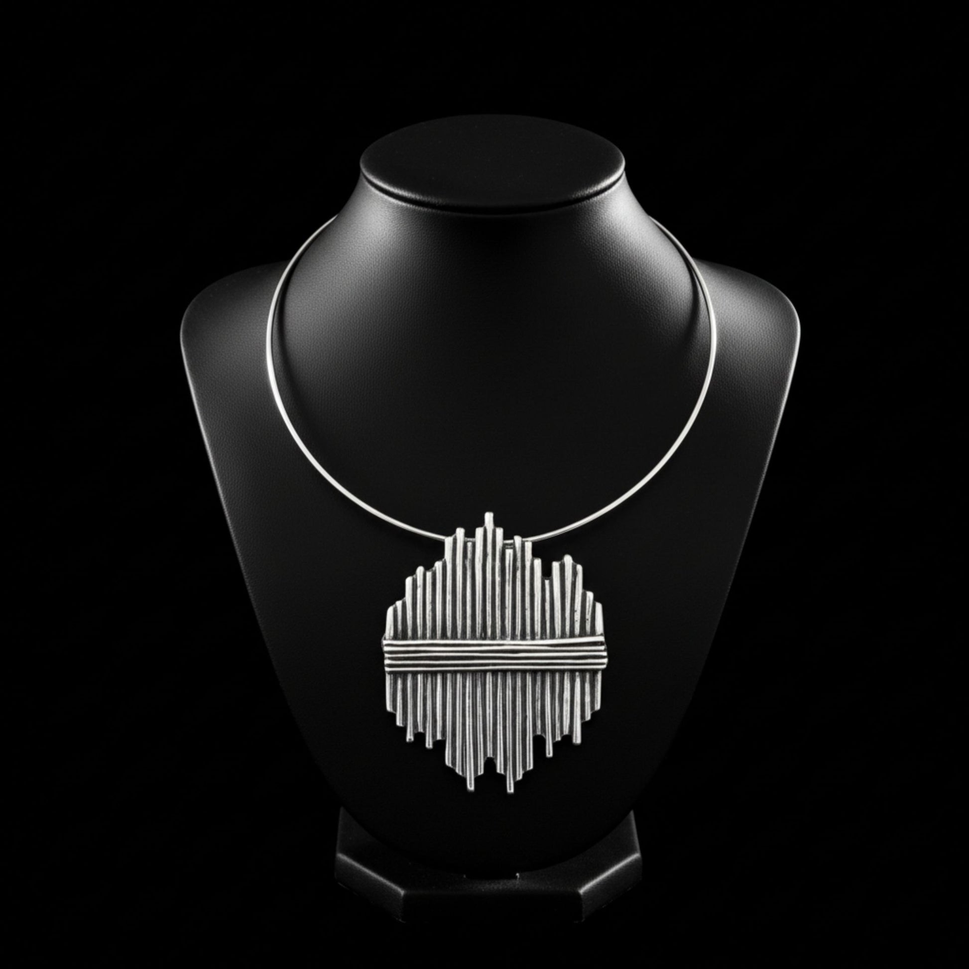 Gargantilla de zamak plateado con colgante de tubos geométricos - Joyería statement moderna - Joyería Osnor- hipoalergénico.