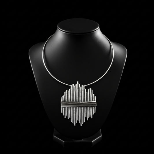 Gargantilla de zamak plateado con colgante de tubos geométricos - Joyería statement moderna - Joyería Osnor- hipoalergénico.