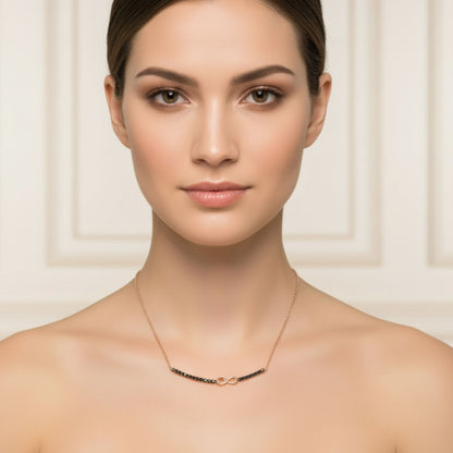 Mujer Luciendo Collar Gargantilla Infinito Plata Rosa con Circonitas Negras. Joyeria Osnor