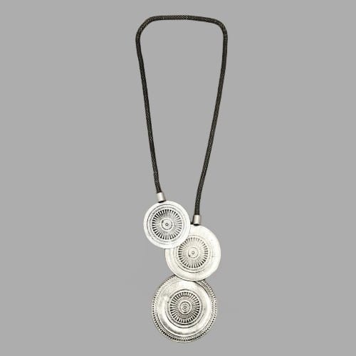 Collar Zamak con cierre en el colgante.