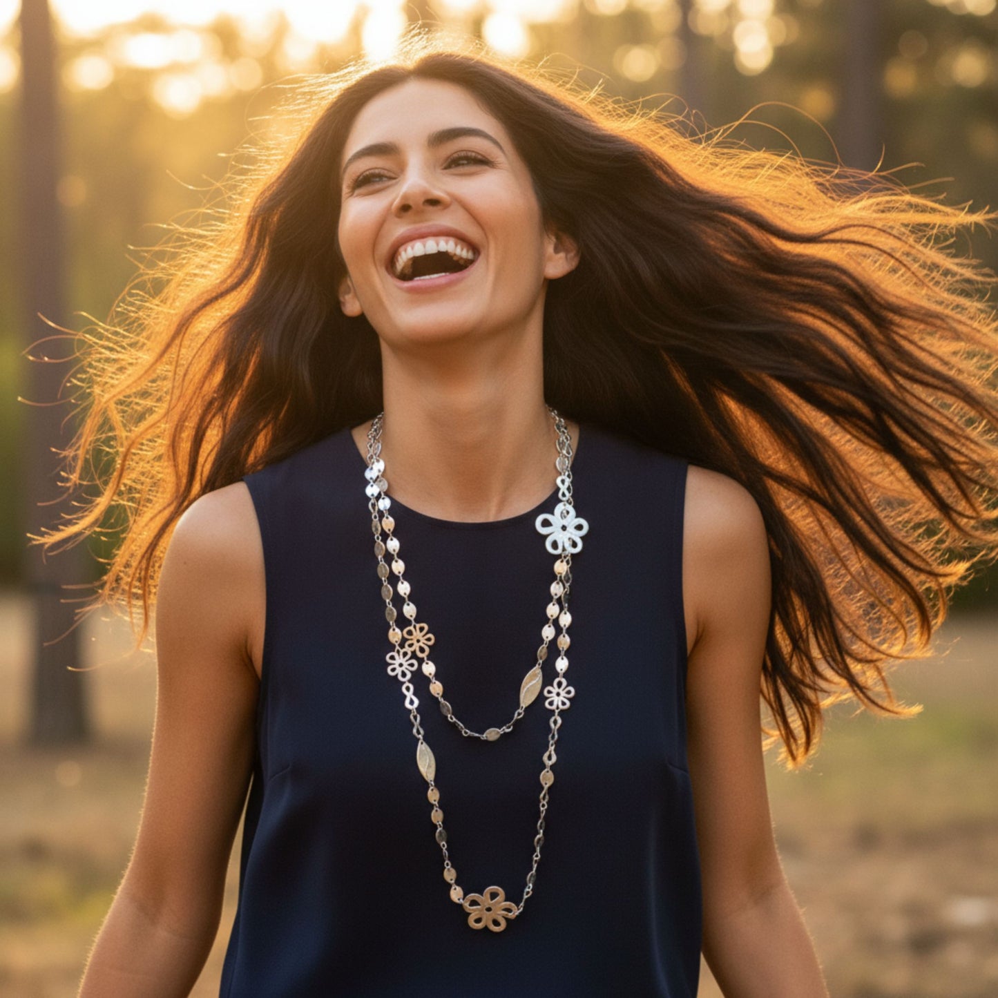 Modelo luciendo collar zamak largo con trébol y infinito para mujer joyería Osnor Zamak 