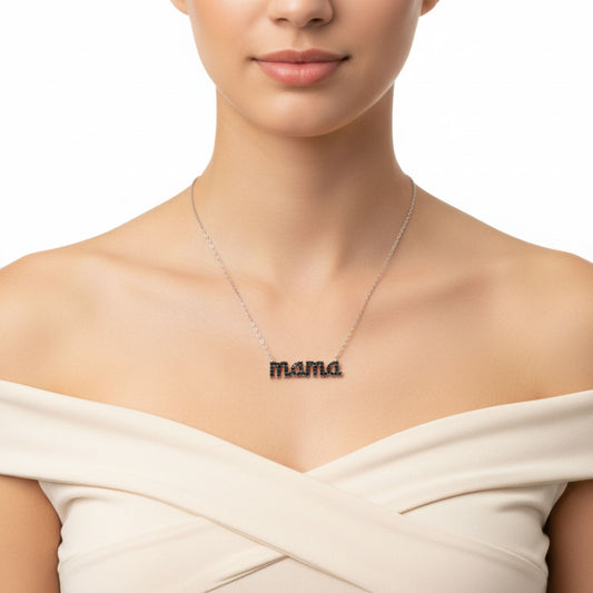 Mujer Luciendo Collar Gargantilla Mamá Plata con Rodio y Circonitas Negras. joyeria osnor