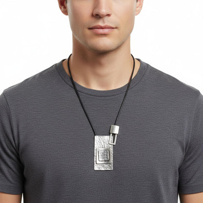 Collar Unisex Geométrico Zamak y Cuero Negro