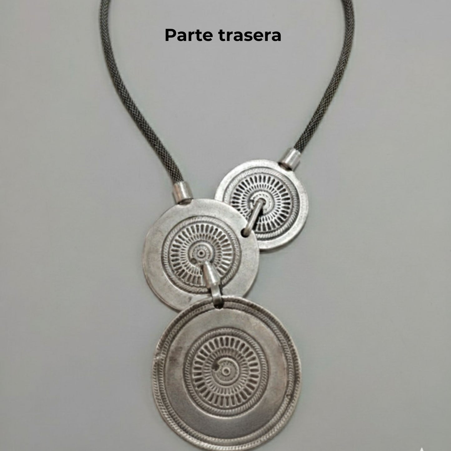 Collar Zamak con cierre en el colgante.