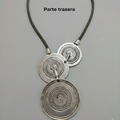 Collar Zamak con cierre en el colgante.