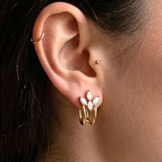 Chica luciendo Pendientes de acero inoxidable dorado chapado oro 14ktes diseño de joyería moda moderno elegante boda fiesta fashion glamour lujo mujer diferente Circonitas blancas Osnor 