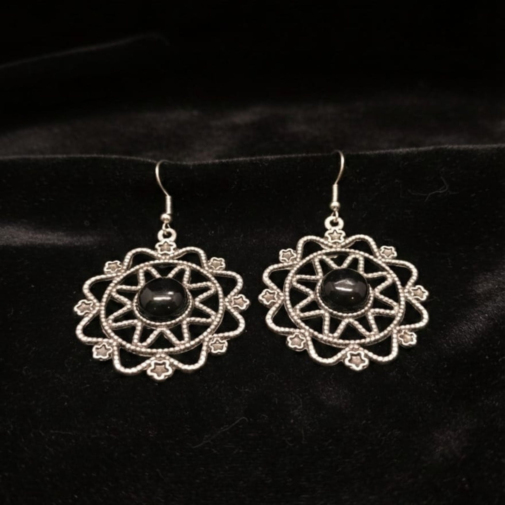Pendientes de zamak con diseño mandala y piedra negra - Joyería Unisex - Joyería Osnor- Cierre gancho- hipoalergénico.
