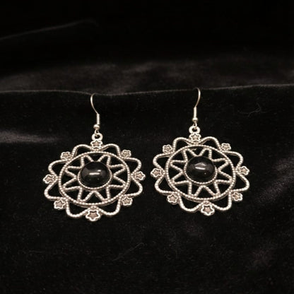 Pendientes de zamak con diseño mandala y piedra negra - Joyería Unisex - Joyería Osnor- Cierre gancho- hipoalergénico.
