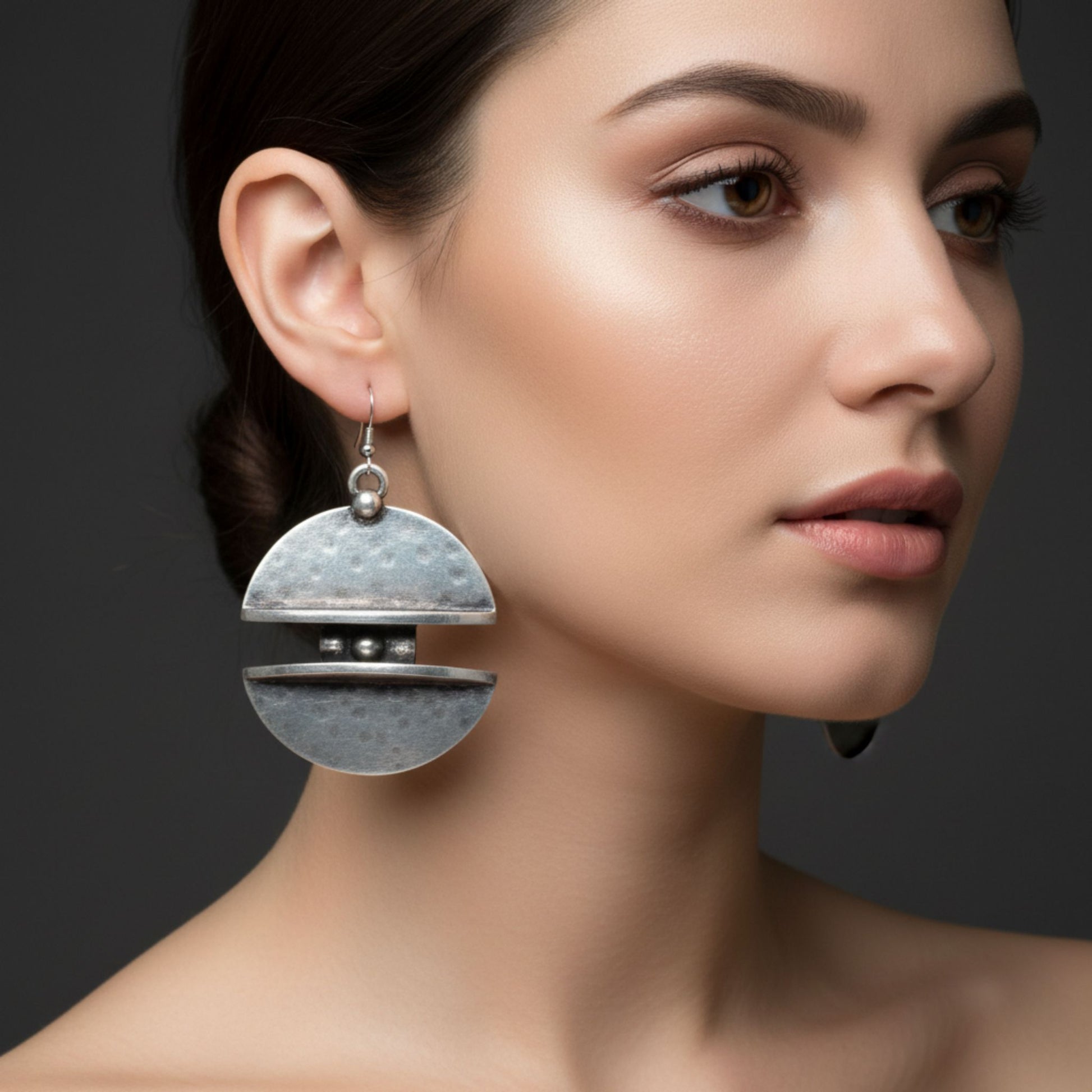 Mujer Luciendo Pendientes Zamak Plateado Disco Partido Doble Semiluna Martillado. Joyeria Osnor