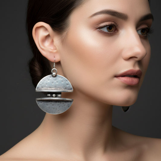 Mujer Luciendo Pendientes Zamak Plateado Disco Partido Doble Semiluna Martillado. Joyeria Osnor