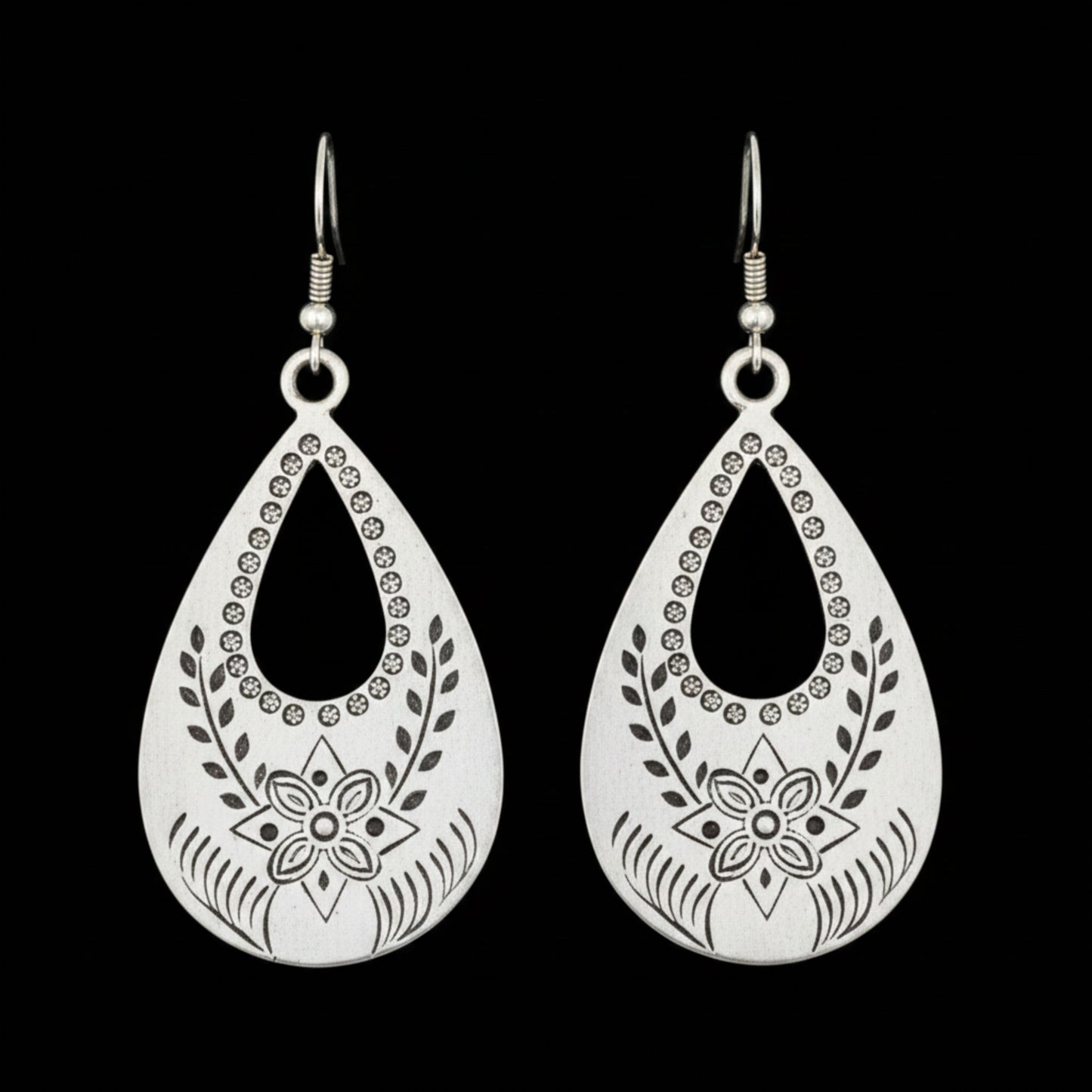Pendientes Largos Zamak Plateado Gota con Grabado Floral Botánico Cierre Hippie. Joyeria Osnor
