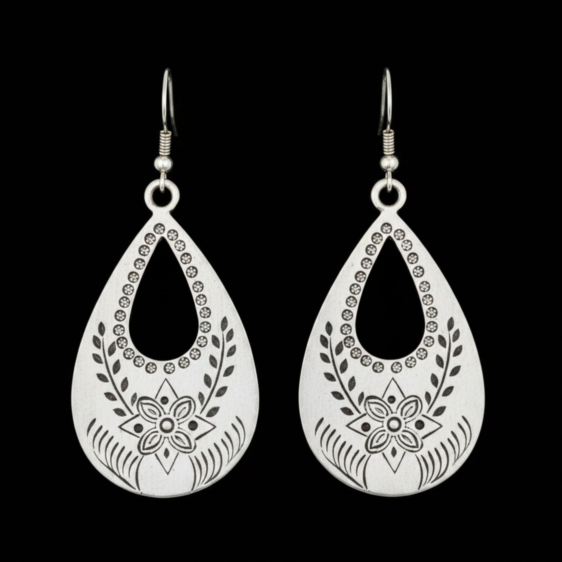 Pendientes Largos Zamak Plateado Gota con Grabado Floral Botánico Cierre Hippie. Joyeria Osnor