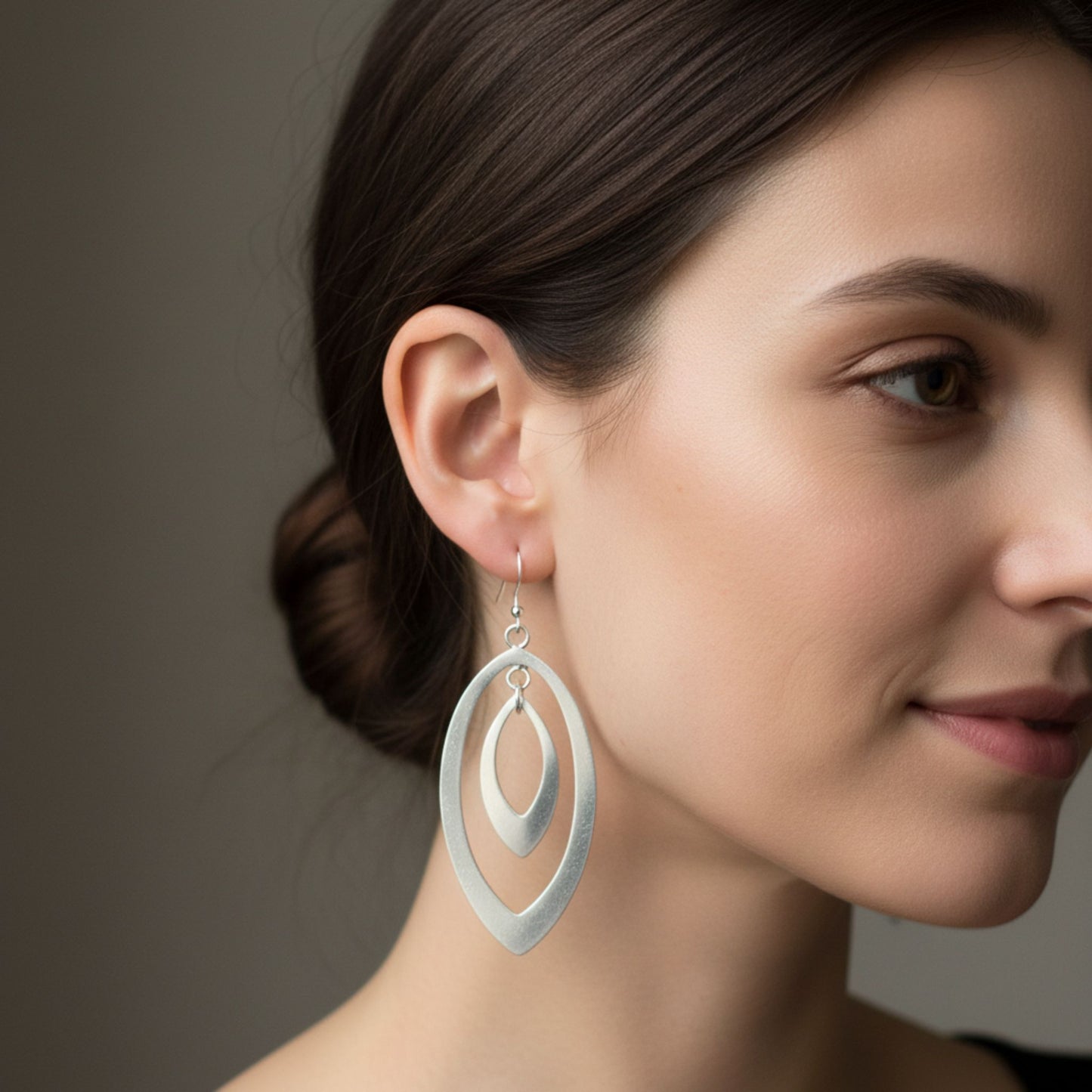 Mujer Luciendo Pendientes Largos Zamak Plateado Doble Marquesa Calada Cierre Hippie Joyeria Osnor