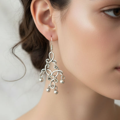 Pendientes de zamak con diseño de arabescos y bolas - Estilo vintage hipoalergénicos - Joyería Osnor
