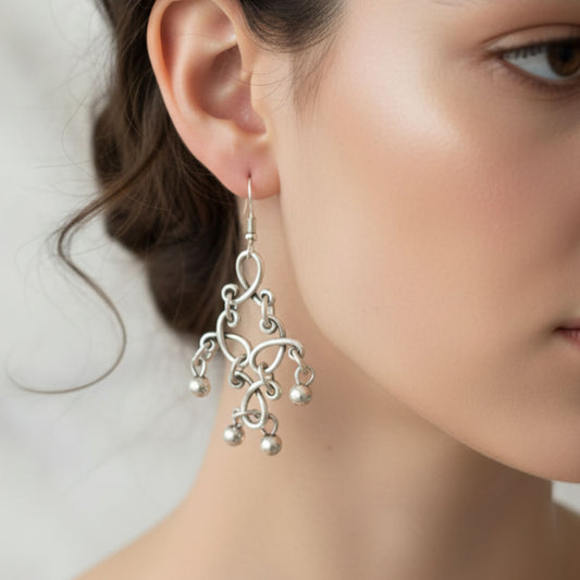 Pendientes de zamak con diseño de arabescos y bolas - Estilo vintage hipoalergénicos - Joyería Osnor
