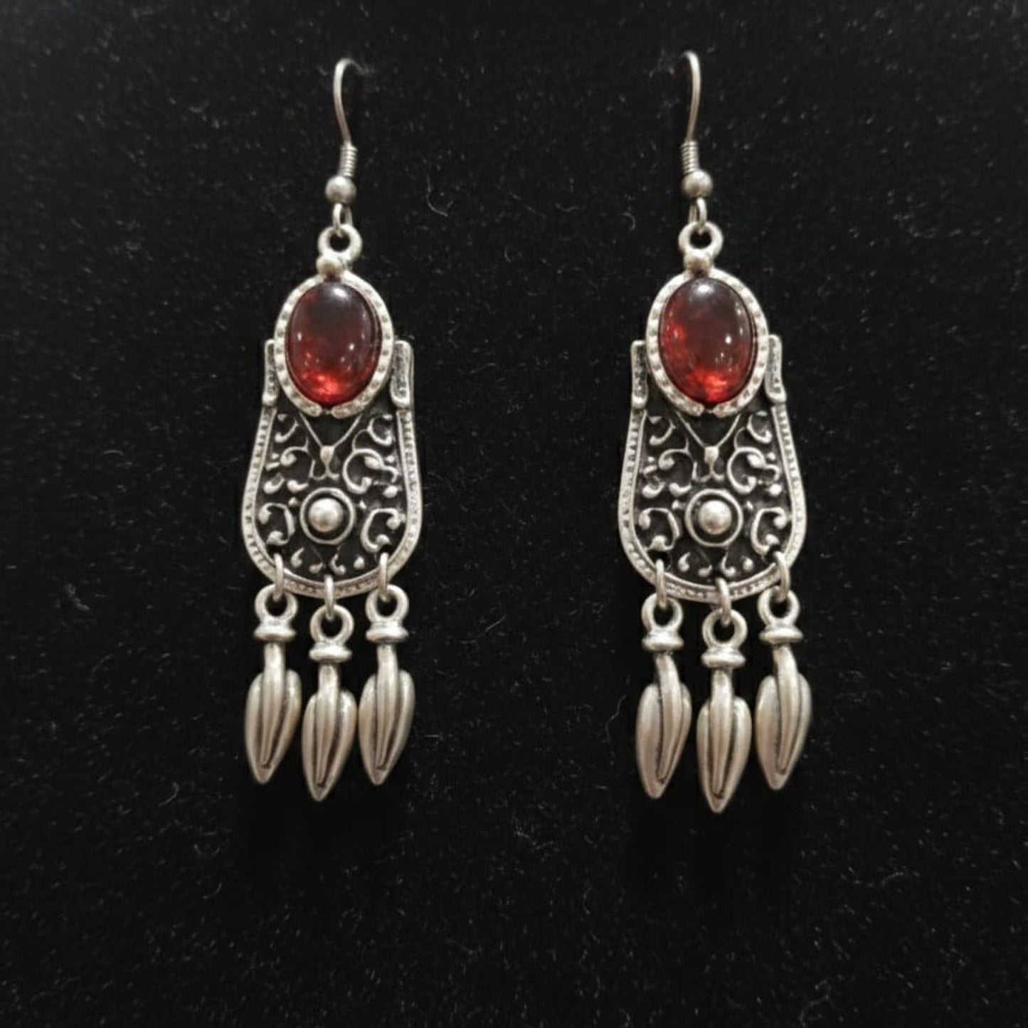Pendientes étnicos de zamak con piedra roja y flecos - Estilo boho -hipoalergénico- Joyería Osnor
