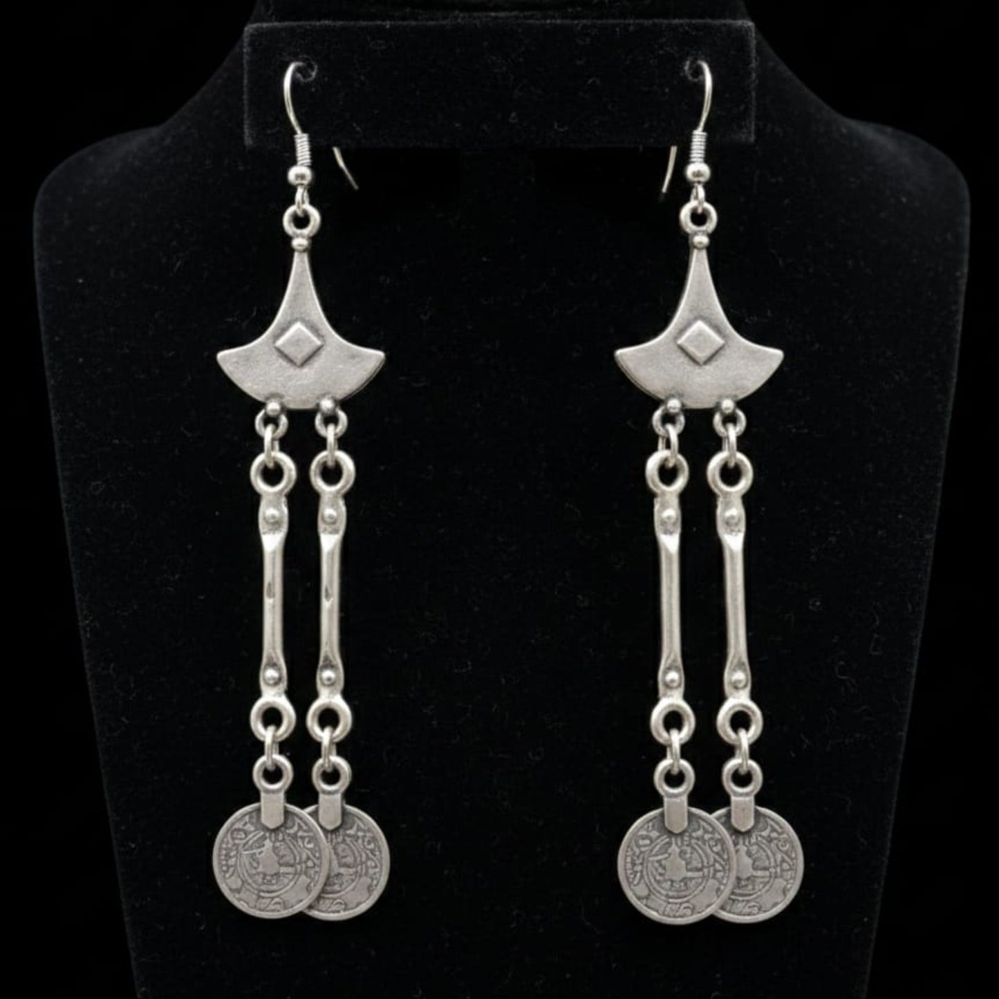 Pendientes largos de zamak con flecos y monedas - Estilo boho hipoalergénicos - Joyería Osnor
