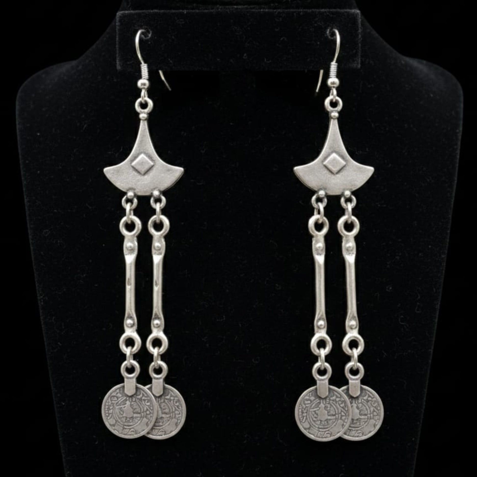 Pendientes largos de zamak con flecos y monedas - Estilo boho hipoalergénicos - Joyería Osnor
